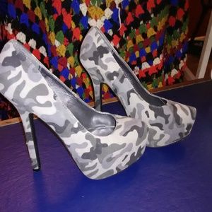 Breckelles camouflage stiletto- style pumps